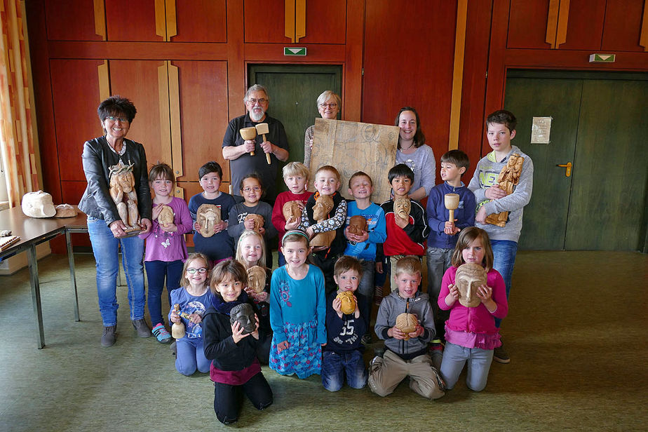 Vorschulkinder in der „Galerie“ von Stadtpfarrer Kowal